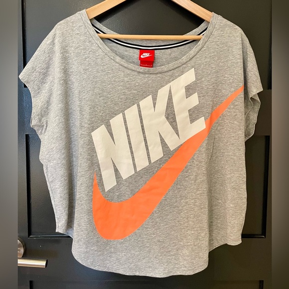 Nike women’s scoop neck t-shirt - Picture 1 of 7
